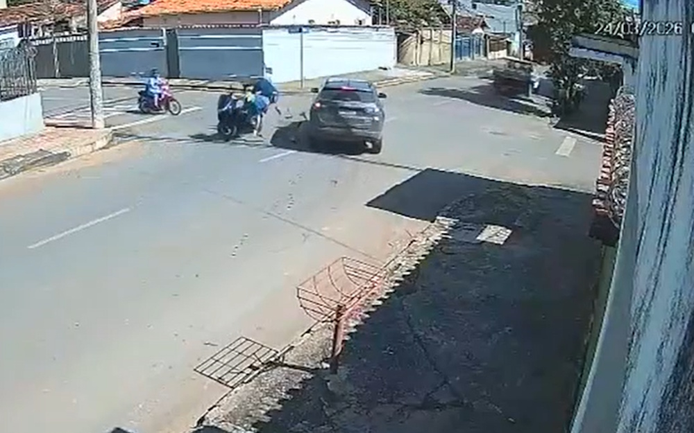 [VÍDEO] Motorista foge após acidente com moto e deixa dois feridos no bairro São Geraldo