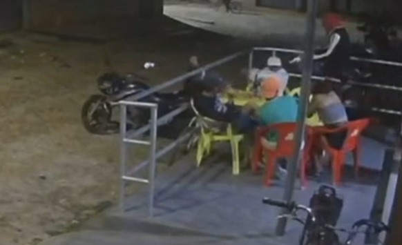 [VÍDEO] Homem é assassinado a tiros em bar no bairro Cidade de Deus em Sete Lagoas