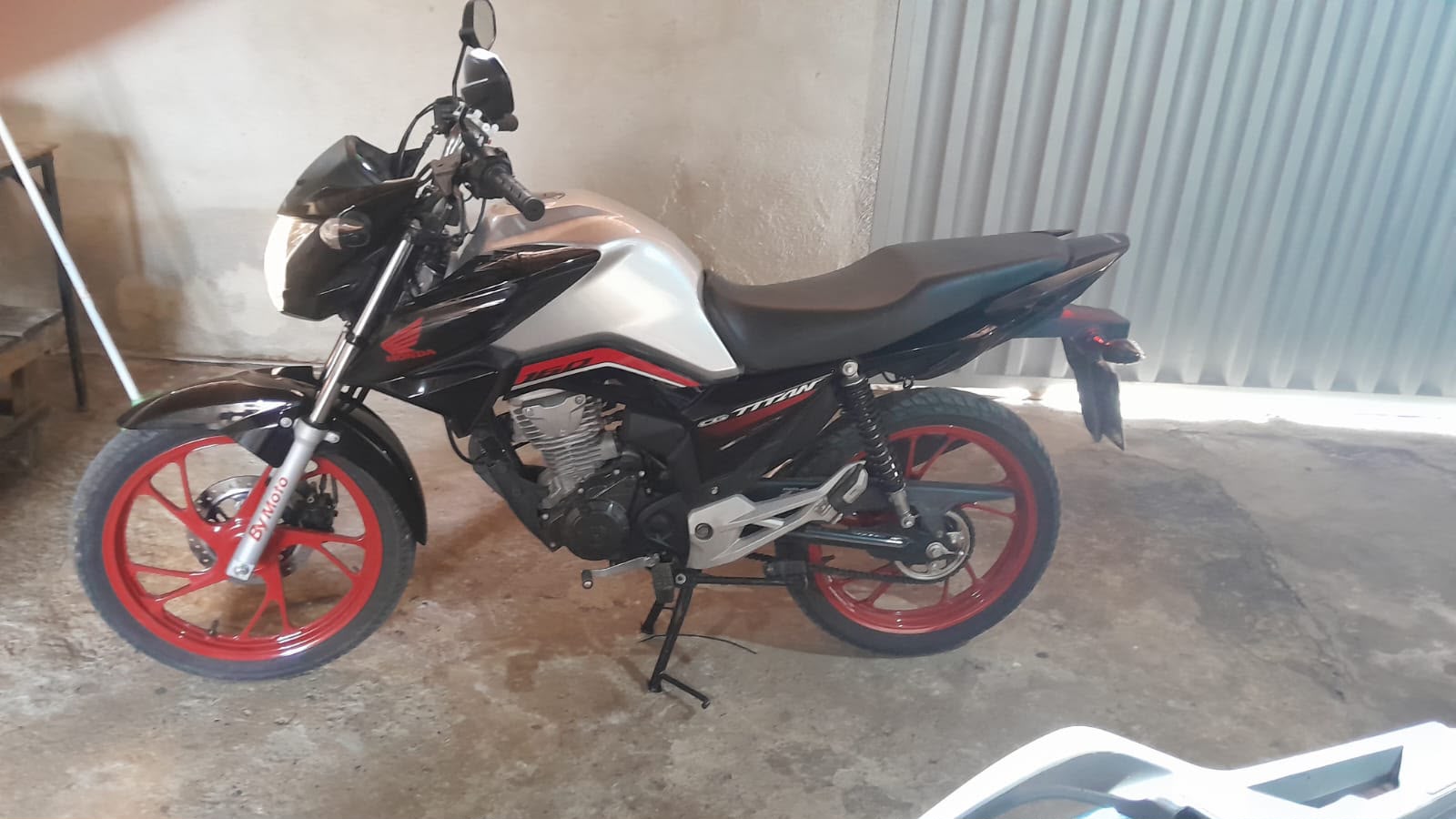 Motocicleta é furtada em frente à Drogaria Pacheco, no Centro de Sete Lagoas