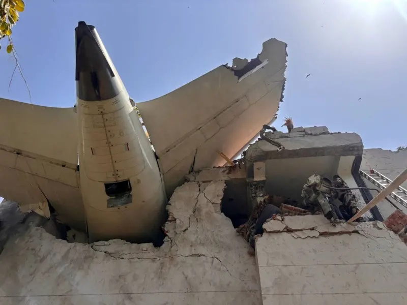 URGENTE: Boeing que ia para a Inglaterra cai com 242 pessoas a bordo na Índia