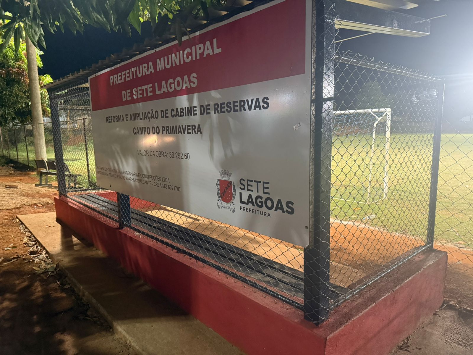 Prefeitura de Sete Lagoas vira piada na internet ao gastar mais de R$ 36 mil em uma cabine de reservas no Campo do Primavera
