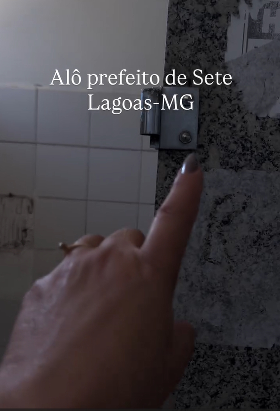 [VÍDEO] REVOLTANTE: Cidadã denuncia gestão do prefeito Douglas Melo por péssimas condições do banhei