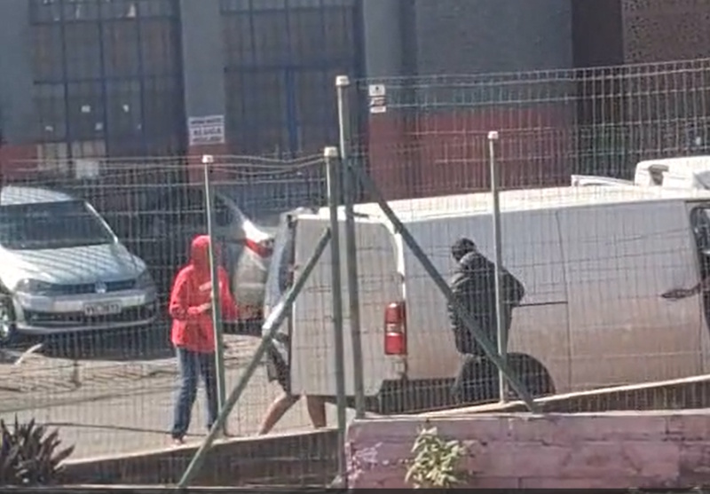 [VÍDEO] Assaltantes perseguem furgão pela BR-040 e assaltam ocupantes ao entrar em Sete Lagoas