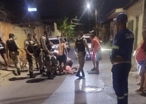 Jovem é morto a tiros enquanto conversava com amigos em calçada no bairro Kwait em Sete Lagoas