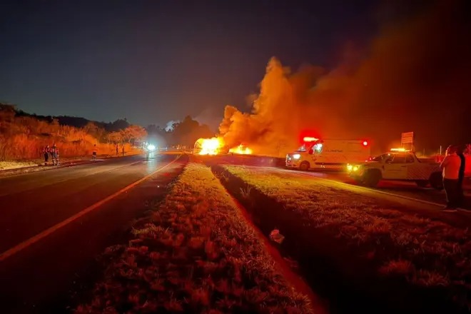 [VÍDEO] Acidente entre ônibus e caminhão deixa dois mortos e 23 feridos e interdita BR-040 em Sete Lagoas