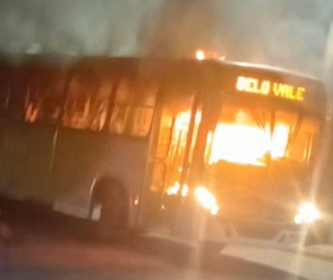 [VÍDEO]: Ônibus é incendiado por criminosos em Sete Lagoas; um suspeito é preso