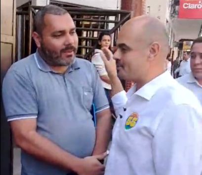 [VÍDEO] Caminhada de Mateus Simões no Sul de Minas é marcada por cobrança de morador e menção a adve