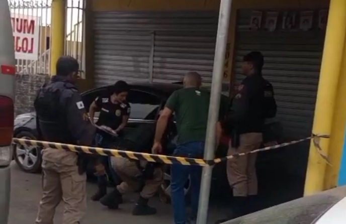 Veículo é alvo de vários tiros nesta manhã no bairro São Francisco em Sete Lagoas