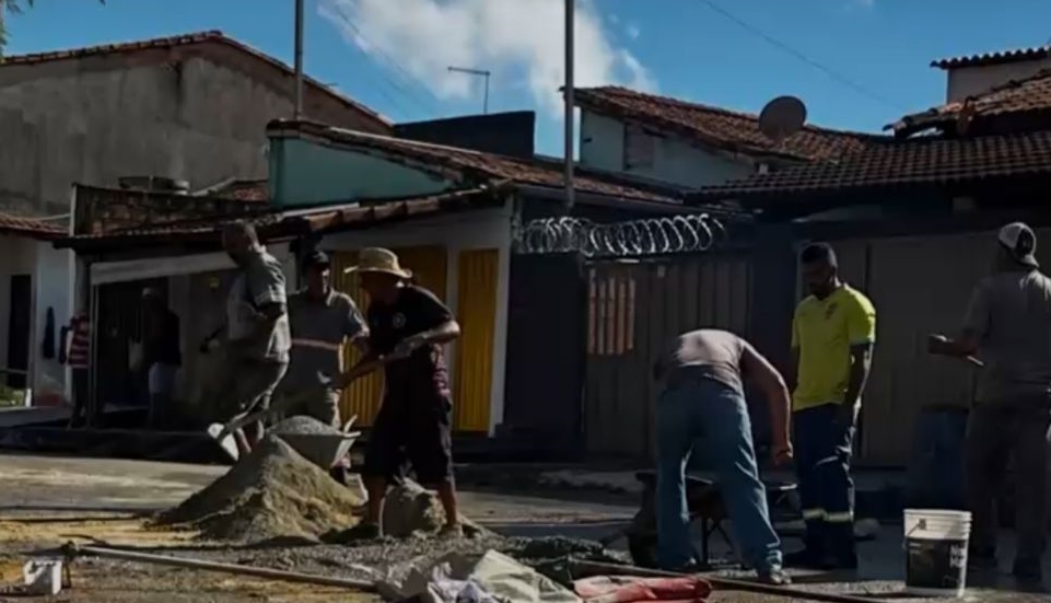 [VÍDEO] População põe a mão na massa e reforma praça diante da inércia da Prefeitura de Sete Lagoas